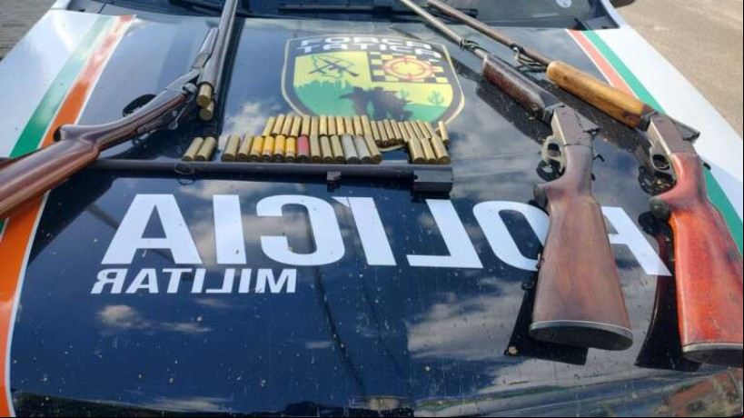 Os suspeitos se locomoviam em duas motocicletas quando foram avistados pelos policiais