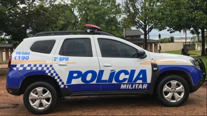 O homem estava aparentemente ando por um surto.