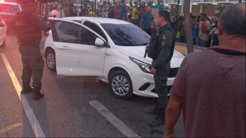 Pessoas que avam pelo local registraram imagens do crime