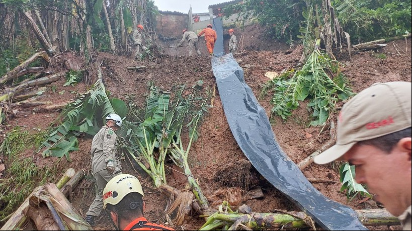 Bombeiros colocam lona em encosta onde ocorreu deslizamento na cidade de Aratuba, na quinta-feira, 17. Uma mulher e duas crianças morreram na tragédia