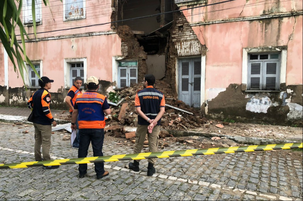 Equipes da Defesa Civil municipal e estadual compareceram ao local do desabamento e realizaram a interdição da área