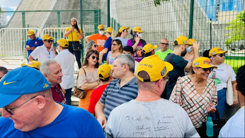 Professores se reuniram em frente à Assembleia nesta quarta