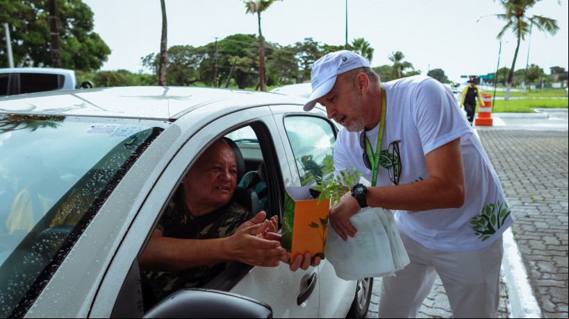 Entrega de mudas faz parte da programação da Festa Anual das Árvores 2023