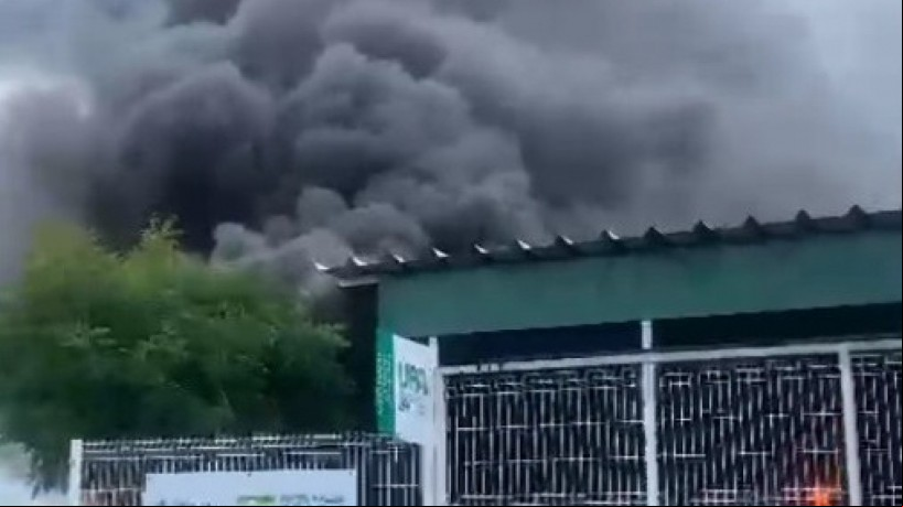 Incêndio em um contêiner de lixo na área externa da Unidade de Pronto Atendimento (UPA), do bairro Limoeiro, em Juazeiro do Norte