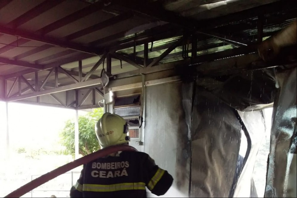 De acordo com os bombeiros, o fogo foi controlado e extinto em 15 minutos