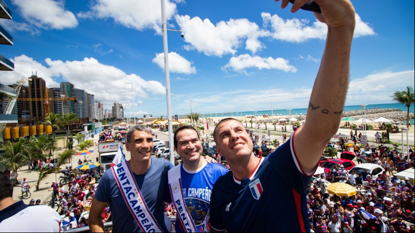 Marcelo Paz e Vojvoda posam ao lado de Boeck em comemoração do Pentacampeonato Cearense, na Beira-Mar de Fortaleza