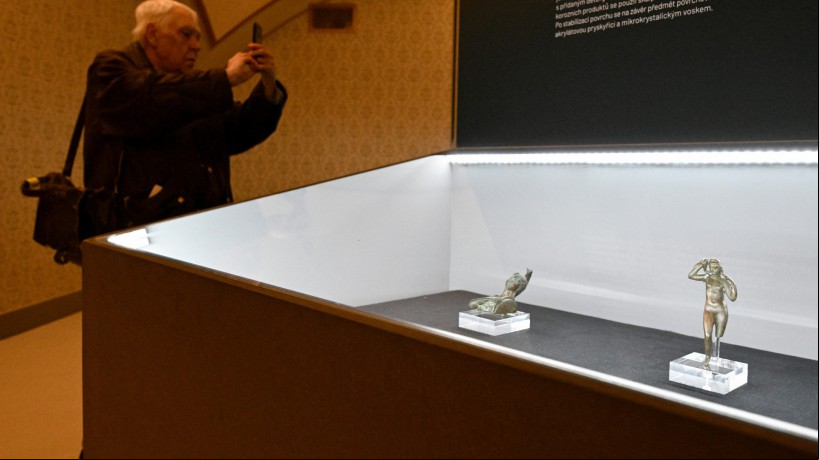 Público visita antiguidades sírias - restauradas após ataques do Estado Islâmico - expostas no Museu Nacional de Praga 