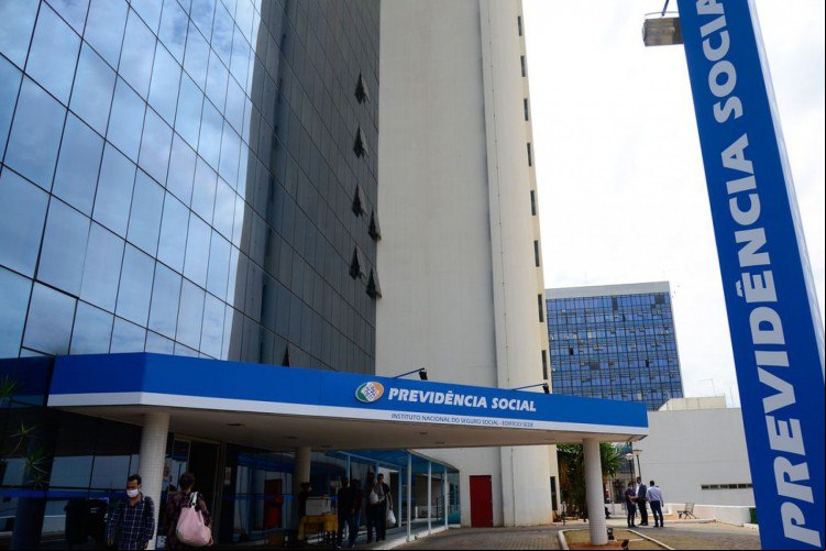 Justiça condena associação a indenizar idosa por descontos indevidos em benefício previdenciário