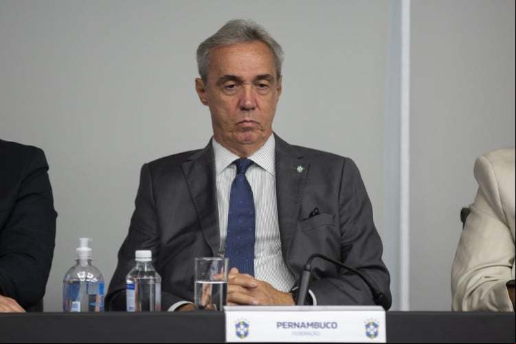 Evandro Carvalho, presidente da FPF, na Assembleia Geral Ordinária da CBF de 2023 Evandro Carvalho, presidente da FPF, na Assembleia Geral Ordinária da CBF de 2023