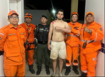 O jovem foi encontrado consciente e com lesões no ombro 