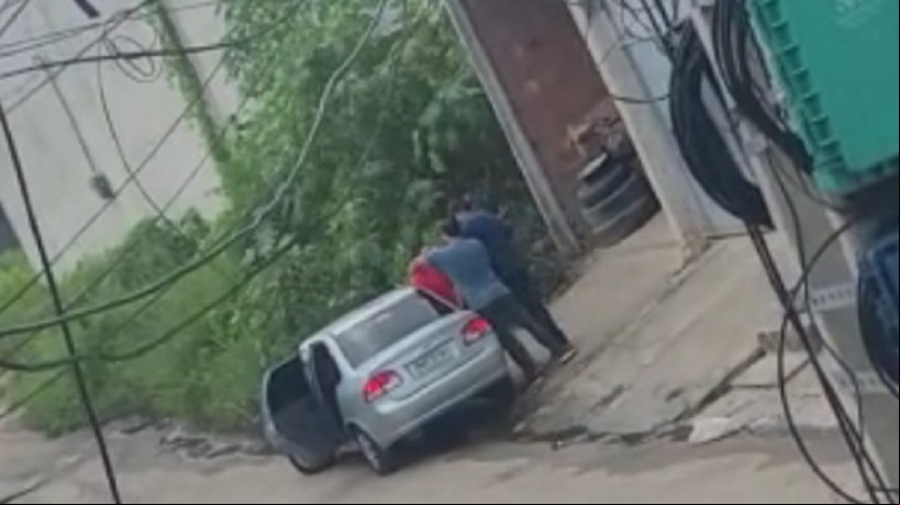Momento em que a vítima é abordada e forçada a entrar em carro foi registrado em vídeo
