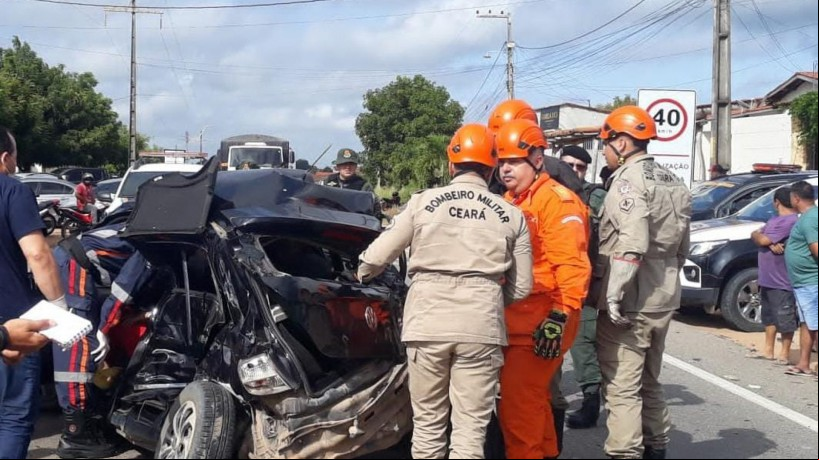 Carro colidiu contra van no sentido contrário