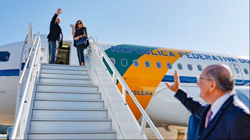 Brasília (DF), 17.05.2023-Presidente Lula a o cargo para seu vice, Geraldo Alckmin, ao embarcar para o Japão onde participará, como convidado, da 49ª cúpula do G7, grupo formado pelos sete países mais ricos do mundo. O evento ocorre nos dias 20 e 21 de maio, em Hiroshima. Foto: Ricardo Stuckert/PR