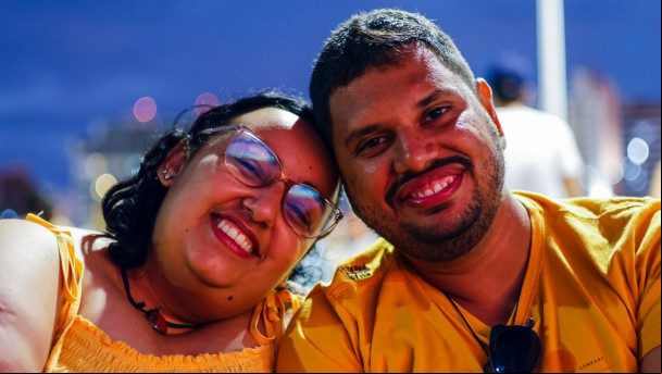 FORTALEZA-CE, BRASIL, 11-06-2023: Stephane Rodrigues, 31 e Assis Nogueira, 29, jornalista. Pôr do sol Dia dos Namorados, casais vão ate a praia pra olhar o por do sol. O Projeto Pôr do Sol Fortaleza deste domingo (11/06) será uma edição especial de Dia dos Namorados, com a dupla Luís Verão e Rose Martins. A apresentação começa a partir das 17h, ao lado do Espigão do Náutico.. (Foto: Aurelio Alves/O Povo) FORTALEZA-CE, BRASIL, 11-06-2023: Stephane Rodrigues, 31 e Assis Nogueira, 29, jornalista. Pôr do sol Dia dos Namorados, casais vão ate a praia pra olhar o por do sol. O Projeto Pôr do Sol Fortaleza deste domingo (11/06) será uma edição especial de Dia dos Namorados, com a dupla Luís Verão e Rose Martins. A apresentação começa a partir das 17h, ao lado do Espigão do Náutico.. (Foto: Aurelio Alves/O Povo)