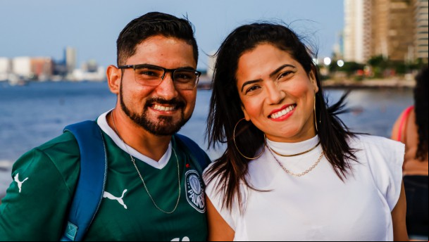 FORTALEZA-CE, BRASIL, 11-06-2023: Pedro Ítalo da Silva, 29, mecânico e Janaína Costa, 34, analista. Pôr do sol Dia dos Namorados, casais vão ate a praia pra olhar o por do sol. O Projeto Pôr do Sol Fortaleza deste domingo (11/06) será uma edição especial de Dia dos Namorados, com a dupla Luís Verão e Rose Martins. A apresentação começa a partir das 17h, ao lado do Espigão do Náutico.. (Foto: Aurelio Alves/O Povo) FORTALEZA-CE, BRASIL, 11-06-2023: Pedro Ítalo da Silva, 29, mecânico e Janaína Costa, 34, analista. Pôr do sol Dia dos Namorados, casais vão ate a praia pra olhar o por do sol. O Projeto Pôr do Sol Fortaleza deste domingo (11/06) será uma edição especial de Dia dos Namorados, com a dupla Luís Verão e Rose Martins. A apresentação começa a partir das 17h, ao lado do Espigão do Náutico.. (Foto: Aurelio Alves/O Povo)