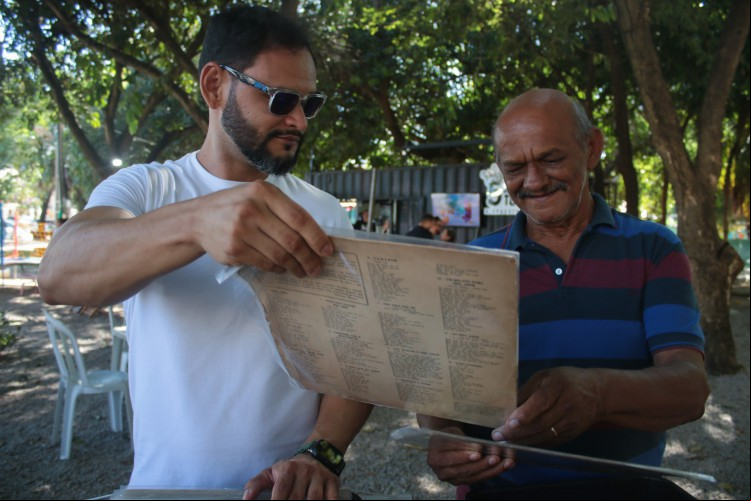 FORTALEZA, CEARÁ, BRASIL, 11-06-2023: Com discotecagem, venda de cerveja artesanal e de discos de vinil, 4 edição da Feira do Vinil na praça Eng. Pedro Felipe Borges. (Foto: Samuel Setubal) FORTALEZA, CEARÁ, BRASIL, 11-06-2023: Com discotecagem, venda de cerveja artesanal e de discos de vinil, 4 edição da Feira do Vinil na praça Eng. Pedro Felipe Borges. (Foto: Samuel Setubal)