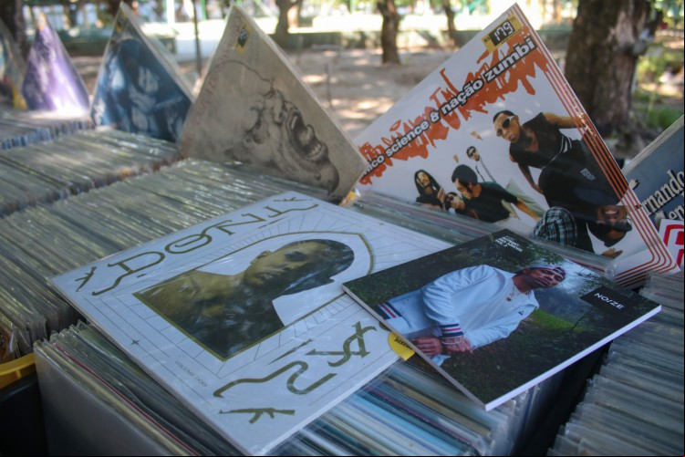 FORTALEZA, CEARÁ, BRASIL, 11-06-2023: Com discotecagem, venda de cerveja artesanal e de discos de vinil, 4 edição da Feira do Vinil na praça Eng. Pedro Felipe Borges. (Foto: Samuel Setubal) FORTALEZA, CEARÁ, BRASIL, 11-06-2023: Com discotecagem, venda de cerveja artesanal e de discos de vinil, 4 edição da Feira do Vinil na praça Eng. Pedro Felipe Borges. (Foto: Samuel Setubal)