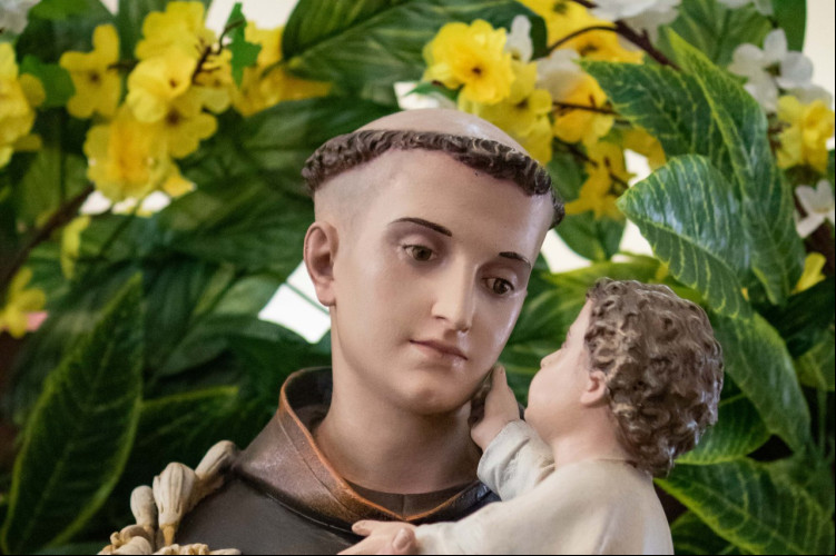 Santo Antônio é representado em traje franciscano e com o menino Jesus nos braços