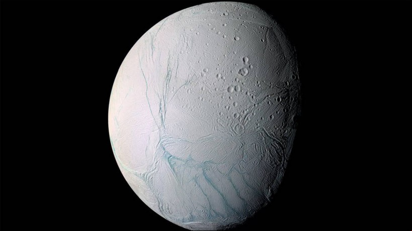 Enceladus, lua do planeta Saturno, contém elemento raro e essencial para a existência da vida humana