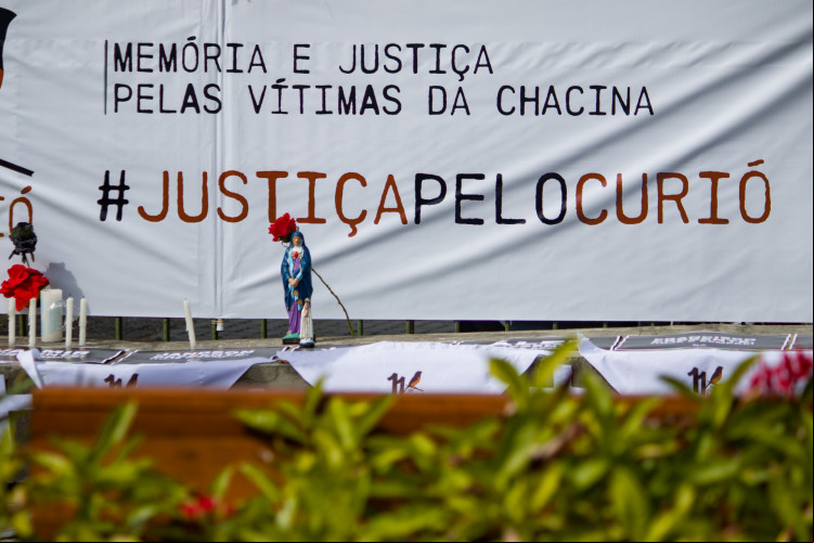 Faixa colocada em frente ao Fórum Clóvis Beviláqua por familiares das vítimas