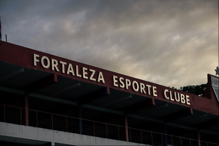 Letreiro na fachada interna no Centro de Excelência Alcides Santos, no Pici
