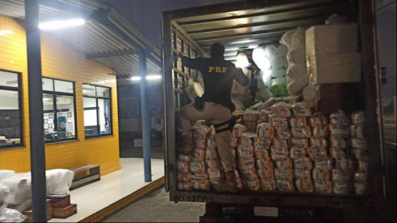 Agentes constataram que o caminhão transportava uma carga maior do que a registrada nas notas fiscais