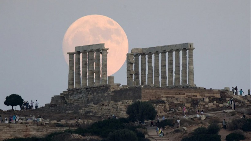 Nas redes sociais, internautas divulgam fotos da Superlua dos Cervos durante a madrugada; confira o significado e o horário de observação da superlua