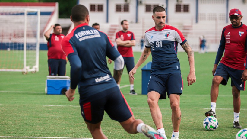 Atacante Thiago Galhardo em treino do Fortaleza no Centro de Excelência Alcides Santos, no Pici