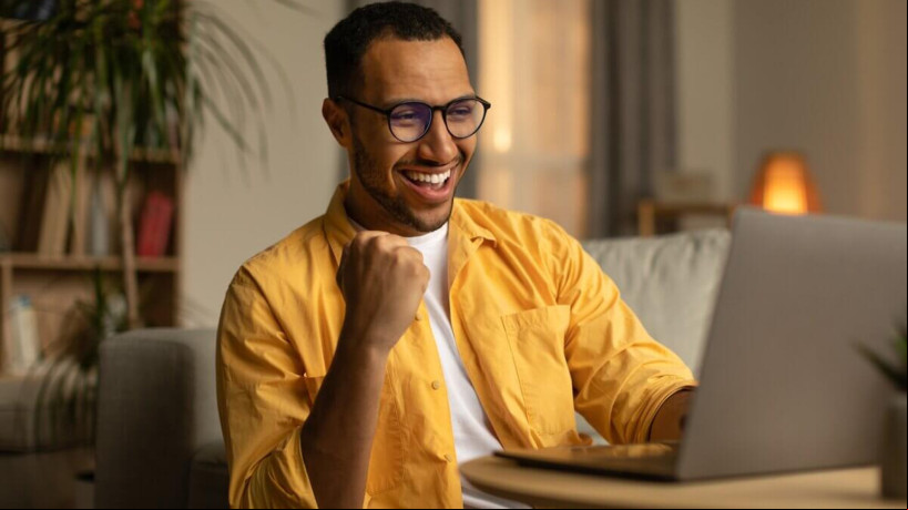 Redes sociais aumentam a captação de clientes (Imagem: Prostock-studio | Shutterstock)