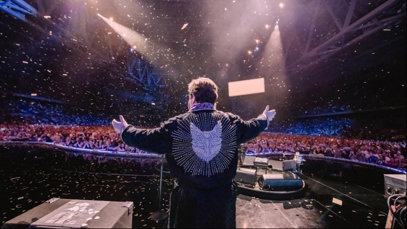 O show de despedida de Elton John refletiu os mais de 50 anos de carreira: muito brilho, afeto e interação