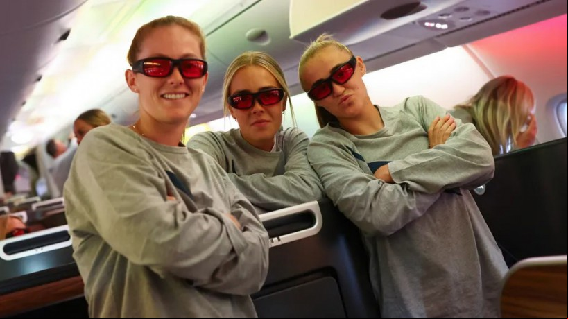 As jogadoras Keira Walsh, Ellie Roebuck e Georgia Stanway utilizam equipamento durante viagem ao Mundial
