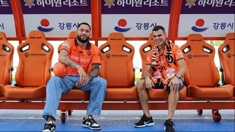 Atacante Vitor Gabriel (esquerda) com a camisa do clube coreano