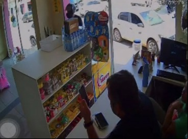 Um homem foi morto dentro de um estabelecimento comercial no município de Missão Velha, no interior do Ceará, nesta terça-feira, 18 