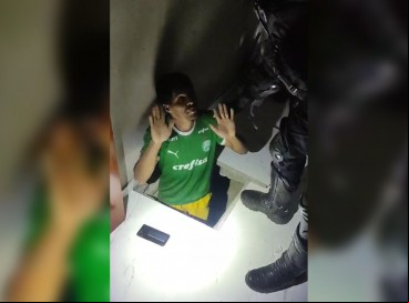 Homem foi algemado e conduzido até a delegacia da cidade 