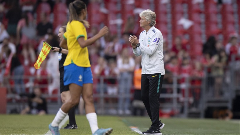 Pia Sunghage, técnica da seleção brasileira, é uma das 12 técnicas presentes na disputa pelo título mundial deste ano; conheça as outras treinadoras