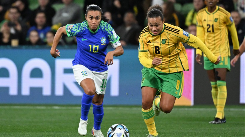 Em sua última Copa do Mundo Feminina, Marta disputa bola com jogadora da Jamaica.