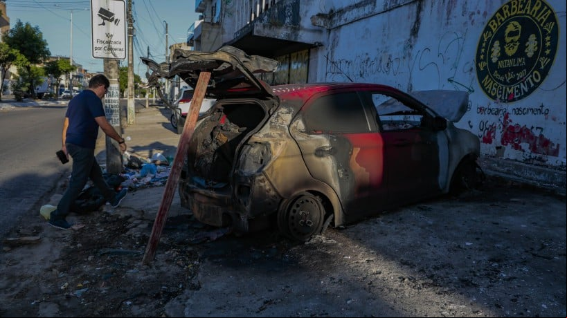 Fortaleza, CE, BR -10.08.23 Briga entre facções no Grande Pirambu terminou com três carros incediado na Av. Leste Oeste (Fco Fontenele/OPOVO)