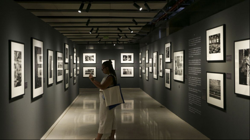 Brasília (DF), 24/08/2023 - O museu interativo SESI Lab promove a exposição Trabalhadores, de Sebastião Salgado. Construída a partir de viagens realizadas entre 1986 e 1992, Trabalhadores oferece uma espécie de arqueologia visual da Revolução Industrial, período em que o trabalho manual foi o eixo central da vivência de mulheres e homens pelo mundo. Foto: Marcelo Camargo/Agência Brasil