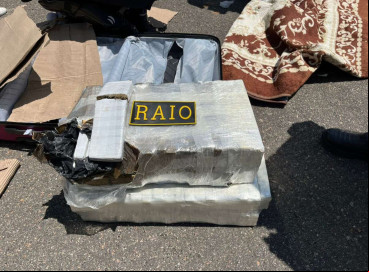 Na imagem, droga que estava disposta em tabletes nas mochilas das jovens 