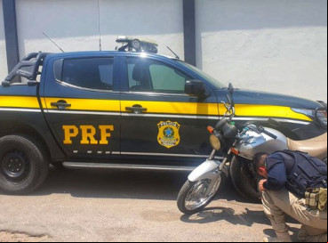 Um motorista com sinais de embriaguez foi preso em flagrante pela Polícia Rodoviária Federal (PRF) por conduzir uma motocicleta adulterada em Brejo Santo 