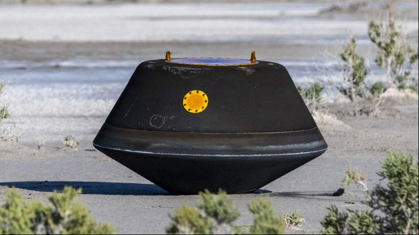 A cápsula de retorno de amostra da missão OSIRIS-REx da NASA é vista logo após pousar no deserto em 24 de setembro de 2023, no Campo de Testes e Treinamento de Utah do Departamento de Defesa, em Dugway, Utah