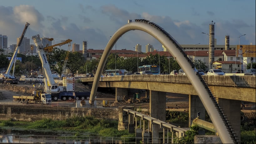 Fortaleza, CE, BR 25.09.23 - Obra da Cagece no viaduto da BR 116 com Borges de Melo (Fco Fontenele/OPOVO)