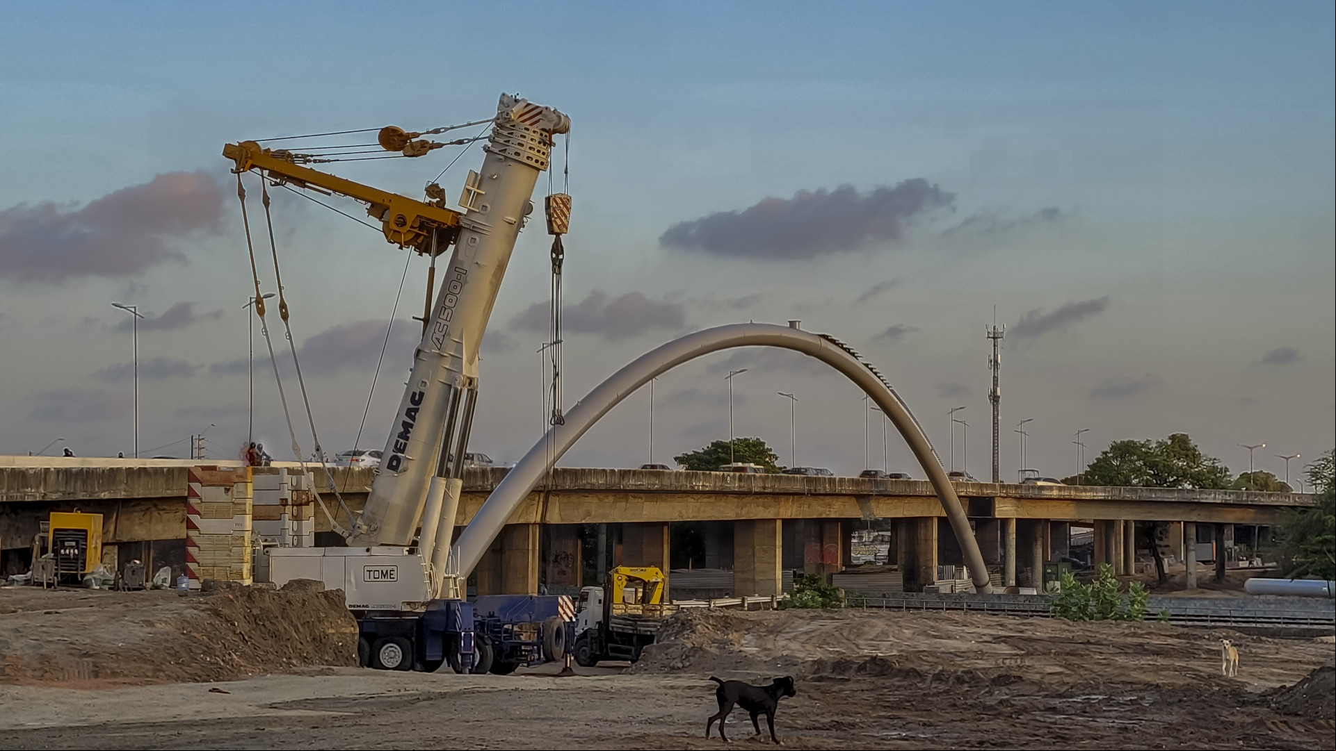 Fortaleza, CE, BR 25.09.23 - Obra da Cagece no viaduto da BR 116 com Borges de Melo (Fco Fontenele/OPOVO)