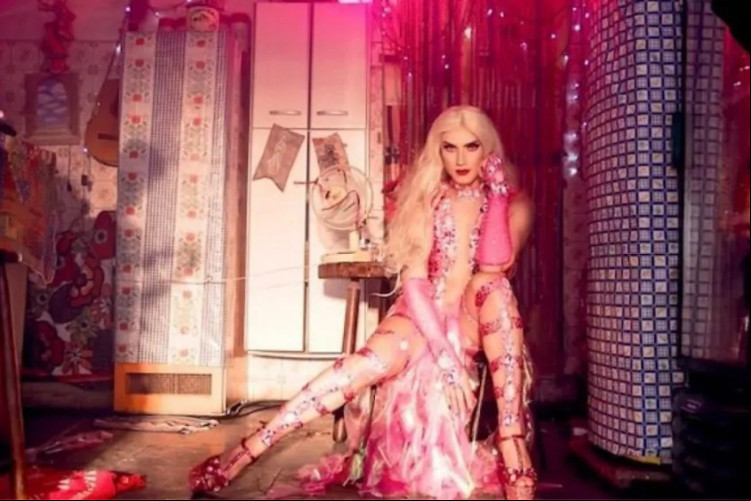 Drag Queen Aretuza Lovi é dona do hit