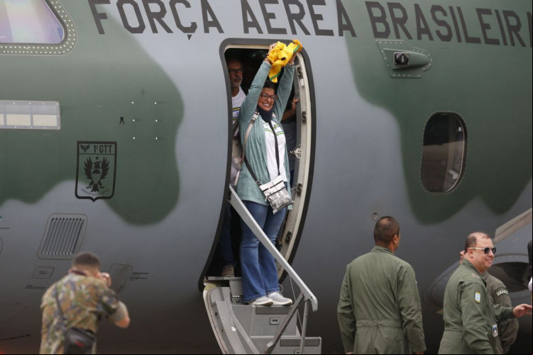 São Paulo SP 13/10/2023 Operação Voltando em Paz - Aeronave KC-390 Millennium, pousa na Base Aerea de Guarulhos com 64 brasileiros retirados da área de conflito em Israel . Foto Paulo Pinto/Agencia Brasil