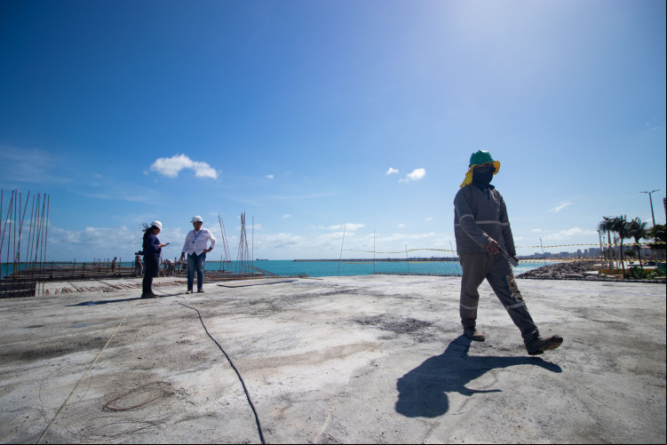 FORTALEZA, CEARÁ, BRASIL, 18-10-2023: Obras de instalação do novo piso em concreto da Ponte dos Ingleses, na Praia de Iracema. (Foto: Samuel Setubal/ O Povo)