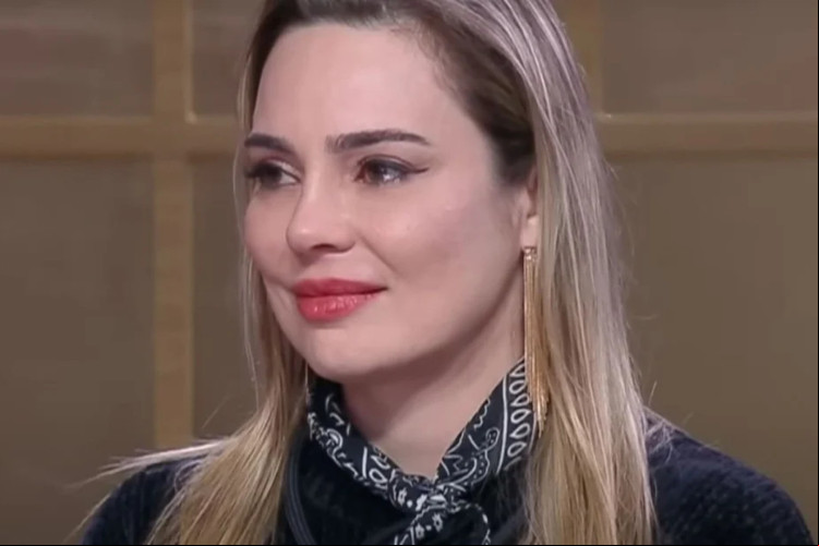 Jornalista Rachel Sheherazade pede para voltar ao reality show "A Fazenda" após expulsão