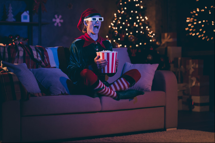 Empresa pagará R$ 12 mil para funcionário maratonar 25 filmes de Natal em 25 dias. Veja como se candidatar