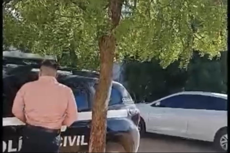 Delegado foi flagrado urinando na viatura da Polícia Civil