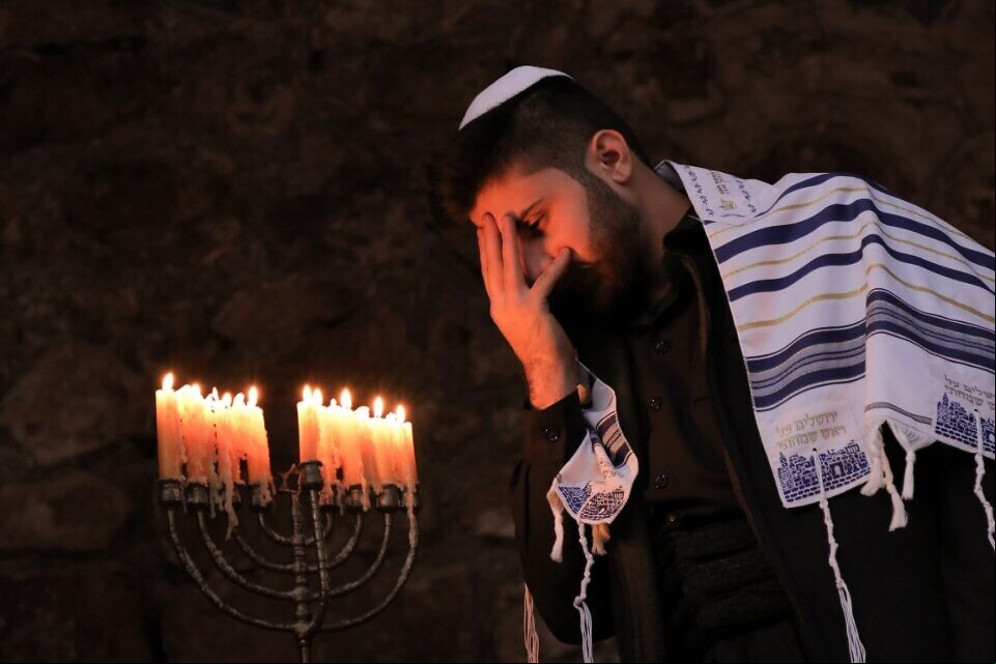 A festa do Hanukah é uma celebração da rededicação do segundo templo de Jerusalém, que ocorreu há mais de 2100 anos. A festa do Hanukah é uma celebração da rededicação do segundo templo de Jerusalém, que ocorreu há mais de 2100 anos.